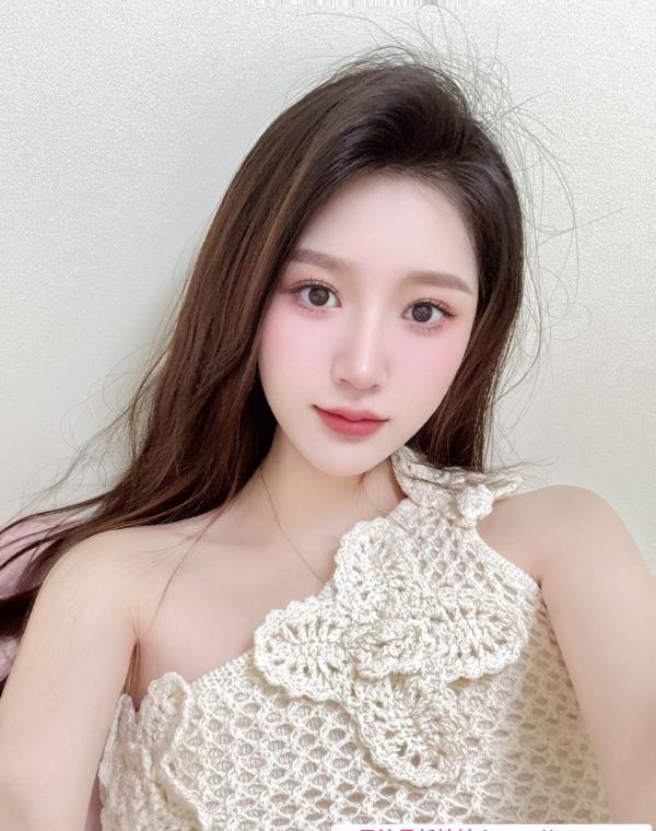 性感妩媚白嫩悠悠   